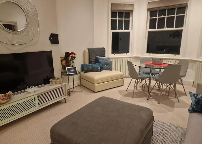 Quintessentially \'London\' Flat